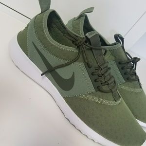 NIKE SNEAKERS